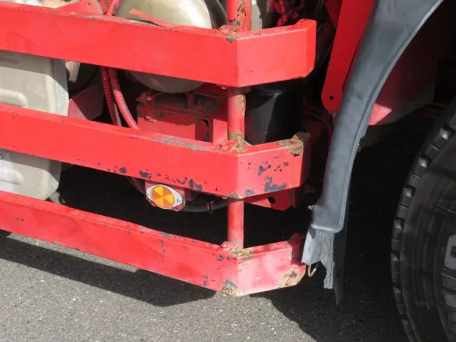 助手席側サイドバンパーにサビがあります。|いすゞ ギガ QKG-CXZ77ATの写真49