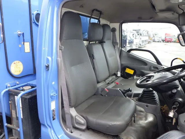 乗車定員は3名です。|日野 デュトロ TKG-XZU600X(2WD)の写真6