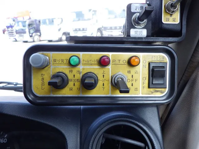 上物の操作スイッチです。|日野 デュトロ TKG-XZU600X(2WD)の写真20