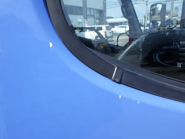 運転席側ドアに小キズがあります。|日野 デュトロ TKG-XZU600X(2WD)の写真25