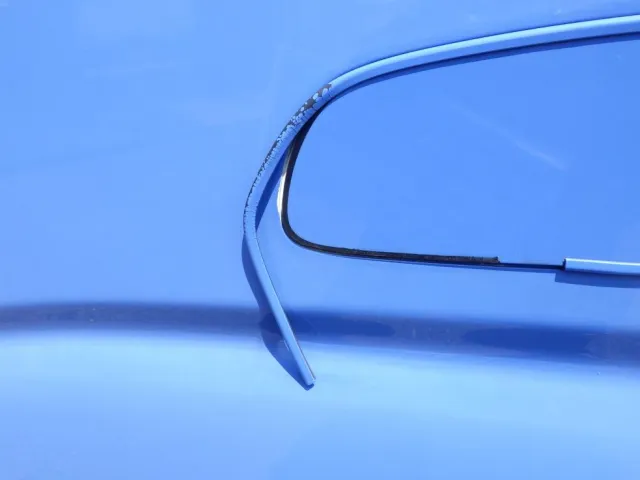 助手席側にモールの剝がれがあります。|日野 デュトロ TKG-XZU600X(2WD)の写真26