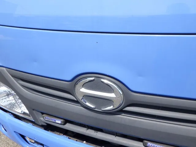 フロントパネルにヘコミがあります。|日野 デュトロ TKG-XZU600X(2WD)の写真28