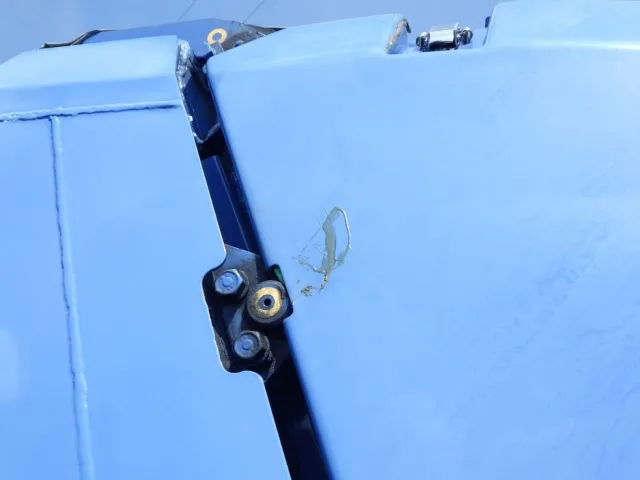 助手席側ホッパーカバーに割れ補修跡があります。|日野 デュトロ TKG-XZU600X(2WD)の写真31