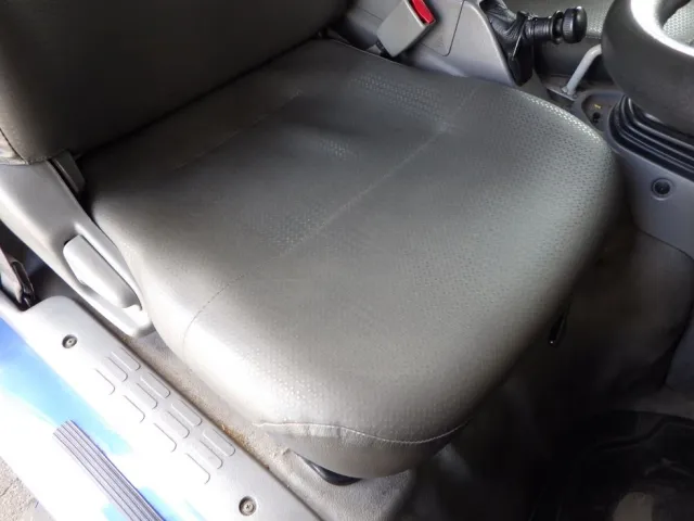 運転席座面にヘタリがあります。|日野 デュトロ TKG-XZU600X(2WD)の写真36