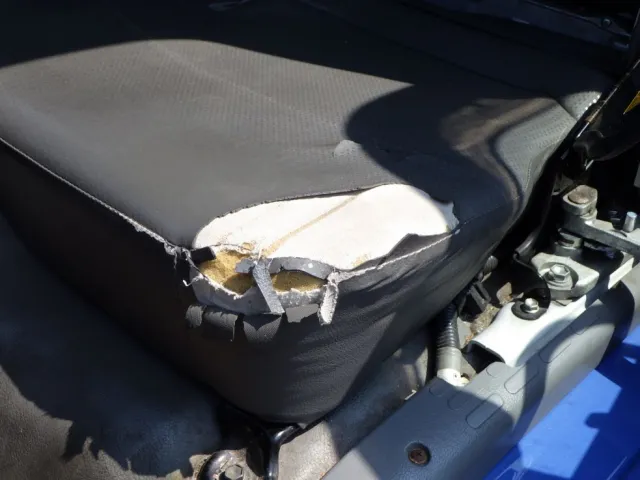 助手席座面にスレ・破れがあります。|日野 デュトロ TKG-XZU600X(2WD)の写真37