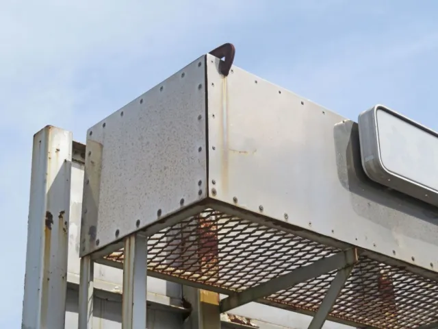 シートデッキ前方のリベットが外れていてクランプで固定されています。|トレクス  PFG339EWの写真22