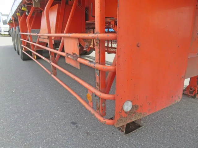 サイドバンパーに曲がりがあります。（サイドバンパーステーにサビ・キズがあります）|トレクス  PFG339EWの写真34