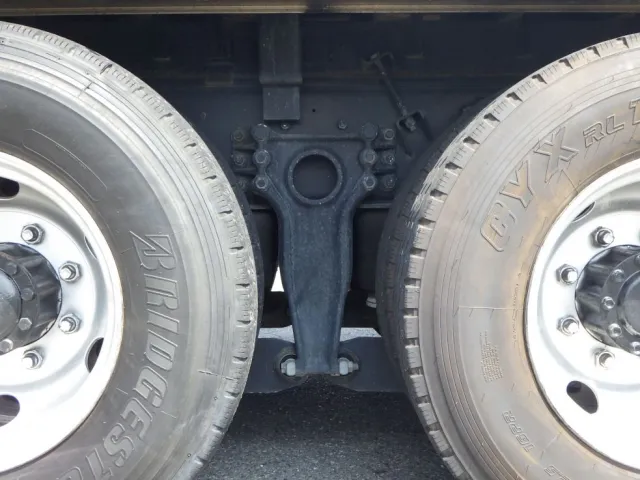 タイヤ間の状態です。（エアサスです）|いすゞ ギガ PKG-CYL77V8の写真5