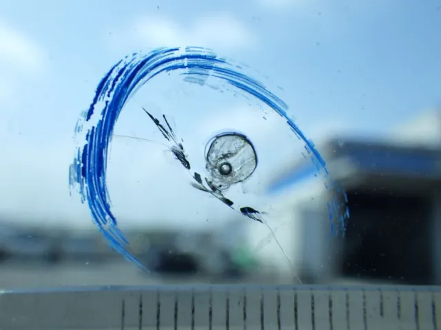 フロントガラスに飛び石キズがあります。|いすゞ ギガ PKG-CYL77V8の写真12