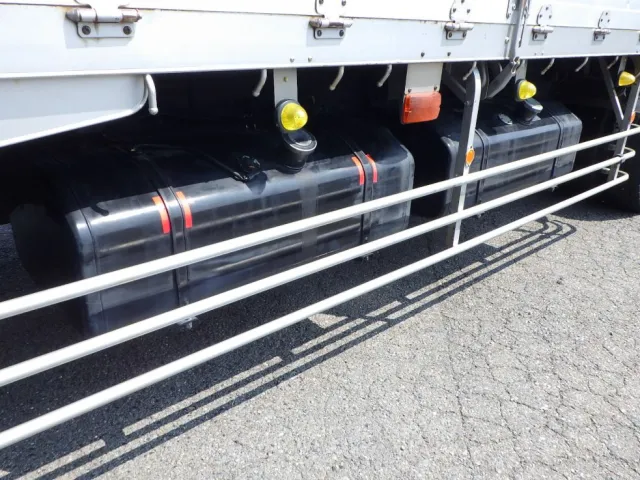 燃料タンクは３００L×３００Lです。|いすゞ ギガ PKG-CYL77V8の写真13