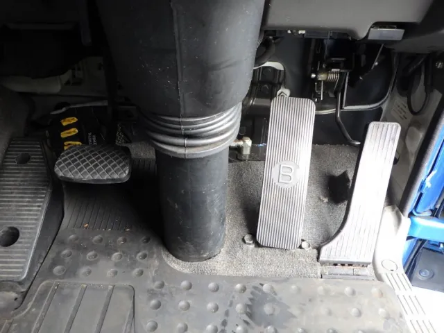 ３ペダルです。|いすゞ ギガ PKG-CYL77V8の写真17