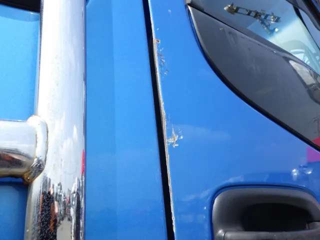 運転席側ドアにキズがあります。（助手席側にもあります）|いすゞ ギガ PKG-CYL77V8の写真20