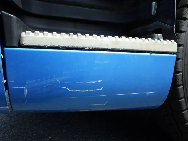 助手席側ステップカバーにキズがあります。|いすゞ ギガ PKG-CYL77V8の写真23