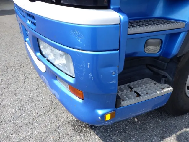 フロントバンパーの両サイドにキズ・ヘコミがあります。|いすゞ ギガ PKG-CYL77V8の写真25