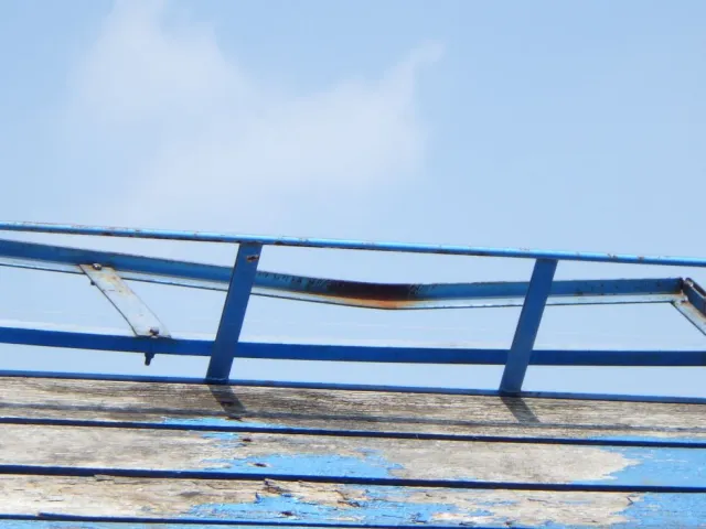 デッキ後方に曲がりがあります。|いすゞ ギガ PKG-CYL77V8の写真27