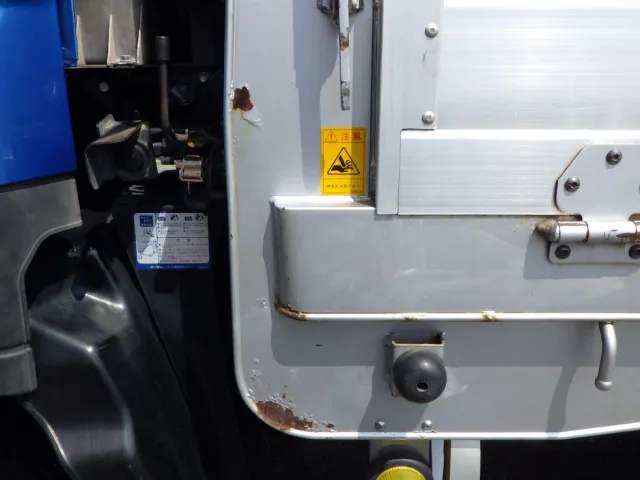 ボディー前方の助手席側にサビがあります。|いすゞ ギガ PKG-CYL77V8の写真29