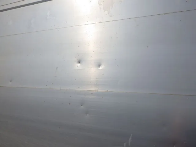 左右のアオリにキズ・ヘコミがあります。|いすゞ ギガ PKG-CYL77V8の写真30