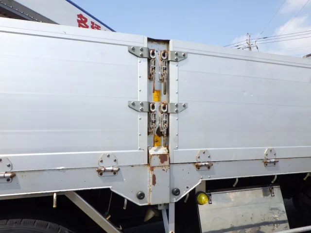 左右の中柱にサビがあります。|いすゞ ギガ PKG-CYL77V8の写真31