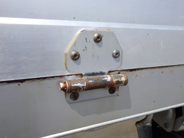 各アオリヒンジにサビがあります。|いすゞ ギガ PKG-CYL77V8の写真33