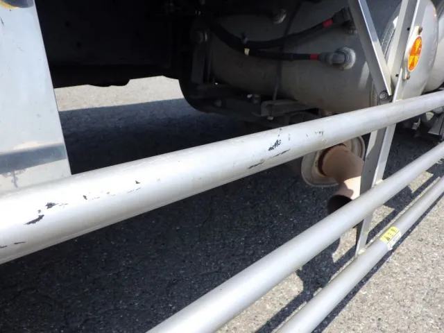 左右のサイドバンパーにキズ・サビがあります。|いすゞ ギガ PKG-CYL77V8の写真35