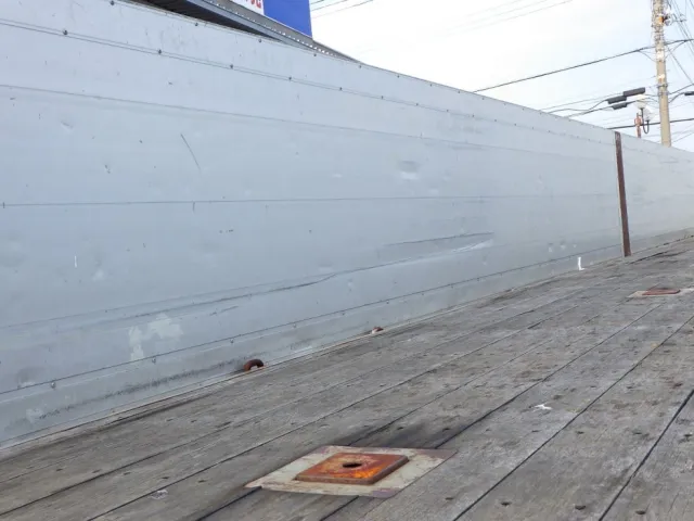 アオリ内側にキズ・ヘコミがあります。|いすゞ ギガ PKG-CYL77V8の写真38