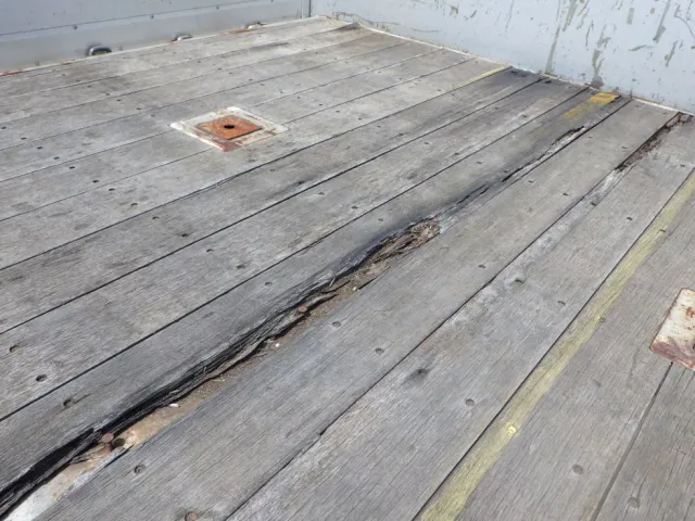 床板に割れがあります。|いすゞ ギガ PKG-CYL77V8の写真40