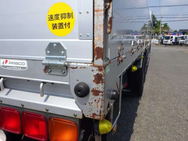 リヤ周りにキズ・サビがあります。|いすゞ ギガ PKG-CYL77V8の写真41