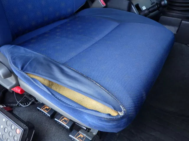 運転席座面にヘタリ・破れがあります。|いすゞ ギガ PKG-CYL77V8の写真42