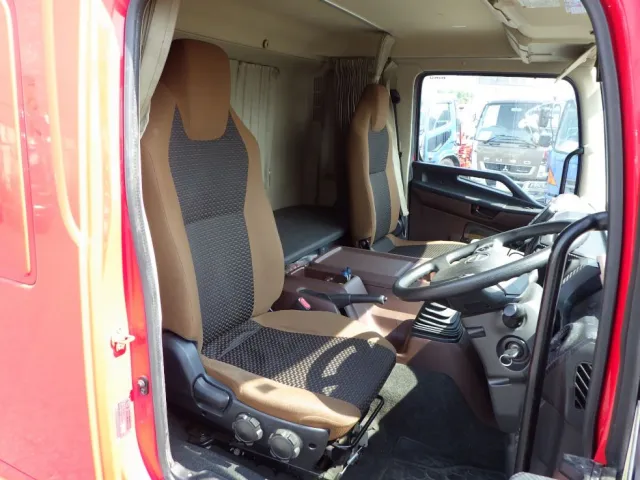 乗車定員は2名です。|日野 レンジャー 2KG-FD2ABA(2WD)の写真6