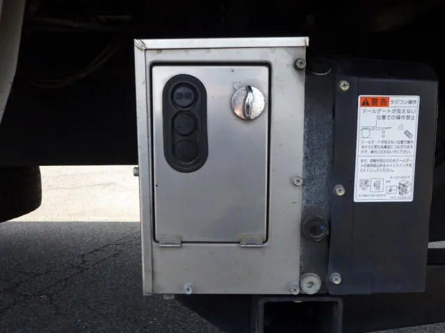 ゲートの操作スイッチです。|日野 レンジャー 2KG-FD2ABA(2WD)の写真14