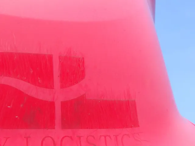 導風板に看板跡があります。|日野 レンジャー 2KG-FD2ABA(2WD)の写真29