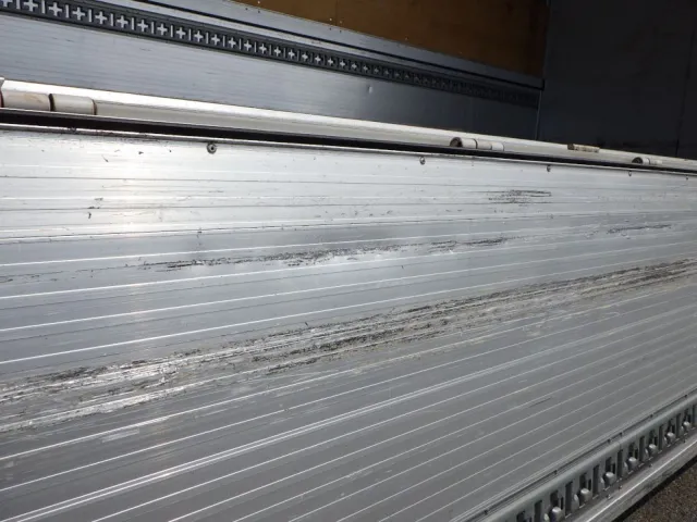 アオリ内側にキズ・ヘコミがあります。|日野 レンジャー 2KG-FD2ABA(2WD)の写真35