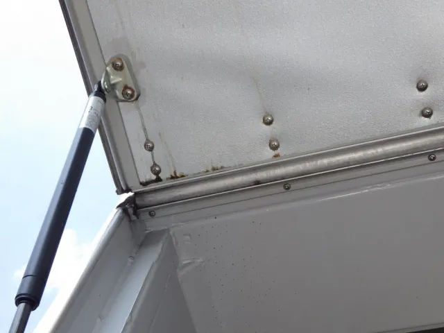 跳ね上げゲート裏側に腐食があります。|日野 レンジャー 2KG-FD2ABA(2WD)の写真36