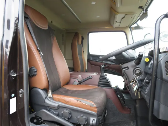 運転席座面にヘタリ・破れがあります。|日野 レンジャー 2PG-FE2ABAの写真6