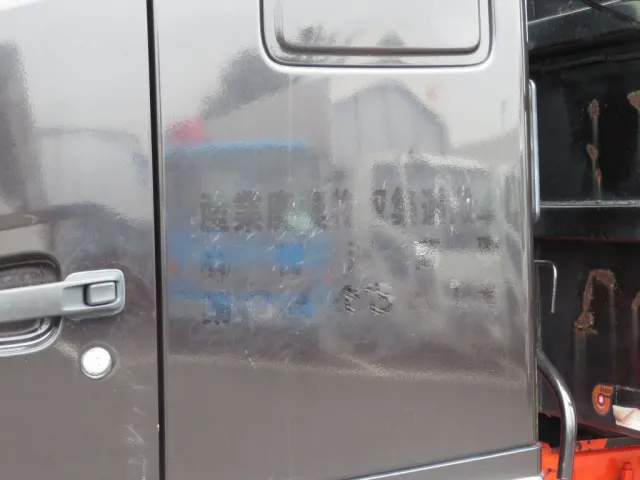 助手席側クォーターパネルに看板日焼け跡があります。|日野 レンジャー 2PG-FE2ABAの写真15