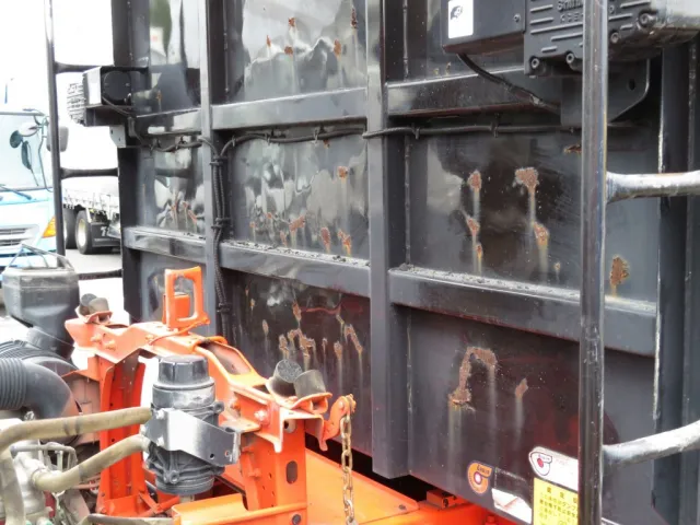 プロテクター外側各所にサビがあります。|日野 レンジャー 2PG-FE2ABAの写真33