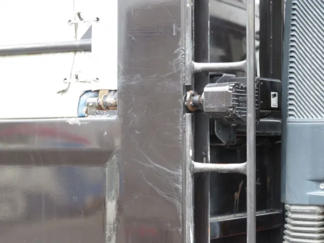 ボディー運転席側側面の前側に細かい線キズがあります。|日野 レンジャー 2PG-FE2ABAの写真35