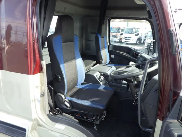 乗車定員は2名です。|いすゞ ギガ QKG-EXD52BDの写真6