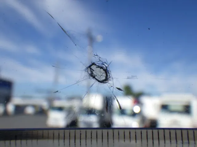 フロントガラスに飛び石キズがあります。|いすゞ ギガ QKG-EXD52BDの写真14