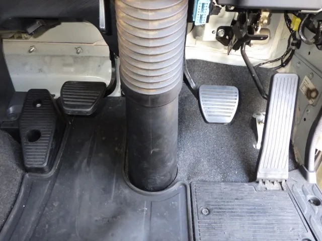 3ペダルです。|いすゞ ギガ QKG-EXD52BDの写真18