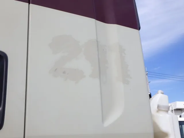 助手席側クォーターパネルに看板跡があります。(運転席側にもあります)|いすゞ ギガ QKG-EXD52BDの写真22