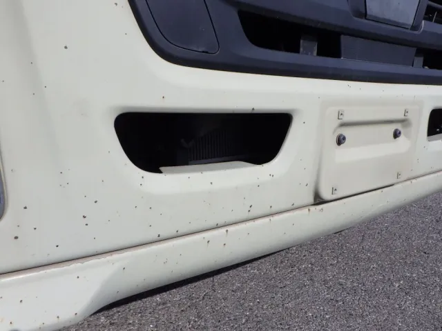 フロントバンパーに飛び石キズがあります。|いすゞ ギガ QKG-EXD52BDの写真24