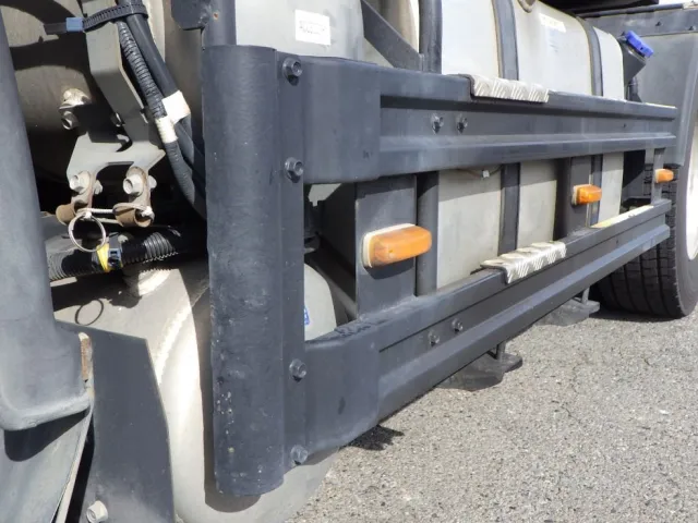 助手席側サイドバンパーにキズがあります。(運転席側にもあります)|いすゞ ギガ QKG-EXD52BDの写真25