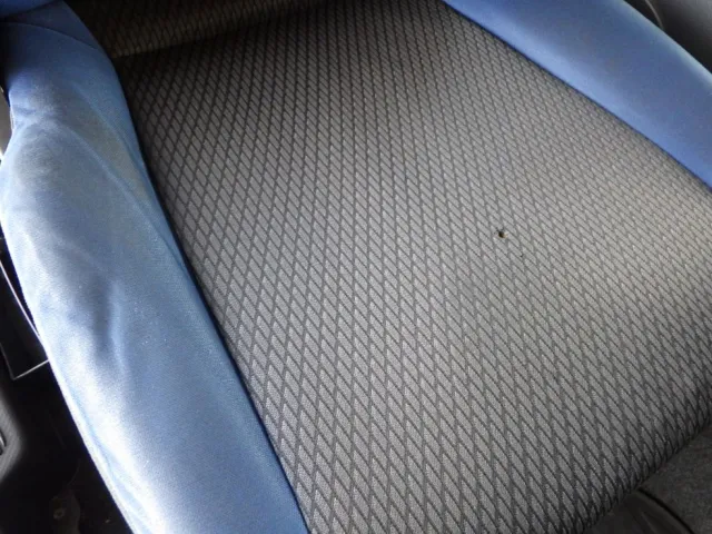 運転席座面にヘタリ・穴があります。|いすゞ ギガ QKG-EXD52BDの写真26
