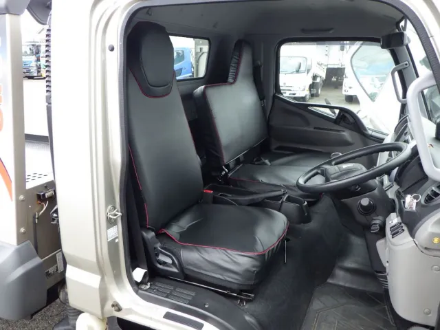 乗車定員は３名です。|三菱 キャンター 2PG-FEB80(2WD)の写真6
