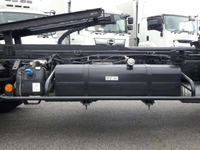 燃料タンクは１００Lです。|三菱 キャンター 2PG-FEB80(2WD)の写真17