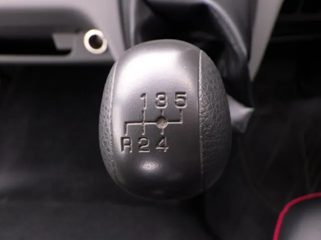 ＭＴ5速です。|三菱 キャンター 2PG-FEB80(2WD)の写真18