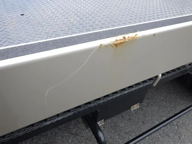 左右のサイドレールにキズ・サビがあります。|三菱 キャンター 2PG-FEB80(2WD)の写真27