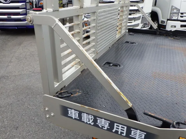 ボディー後方の両サイドにキズ・サビがあります。|三菱 キャンター 2PG-FEB80(2WD)の写真28