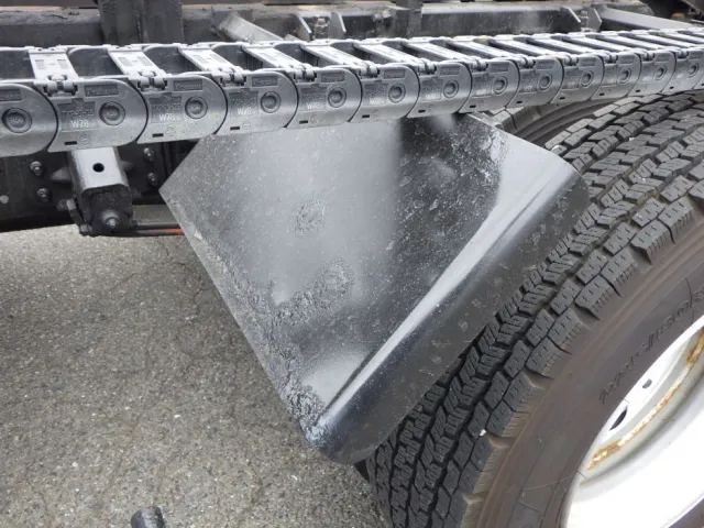 左右のリヤフェンダーにサビ跡があります。|三菱 キャンター 2PG-FEB80(2WD)の写真29